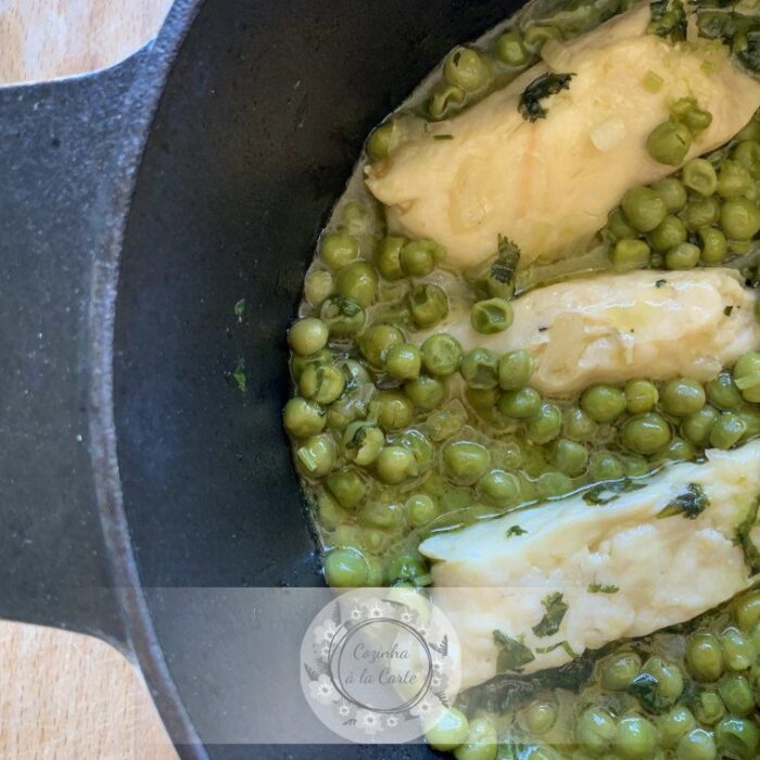Lombinhos de Pescada com Ervilhas e Coentros