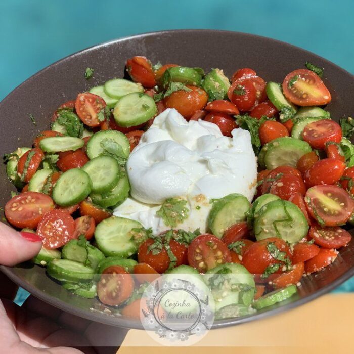 Salada de Tomates Cherry com Mini Pepinos, Gomásio e Coentros com Burrata