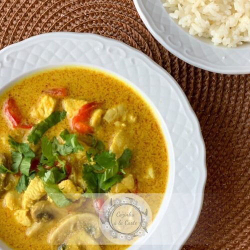 Caril Tailandês de Frango e Legumes